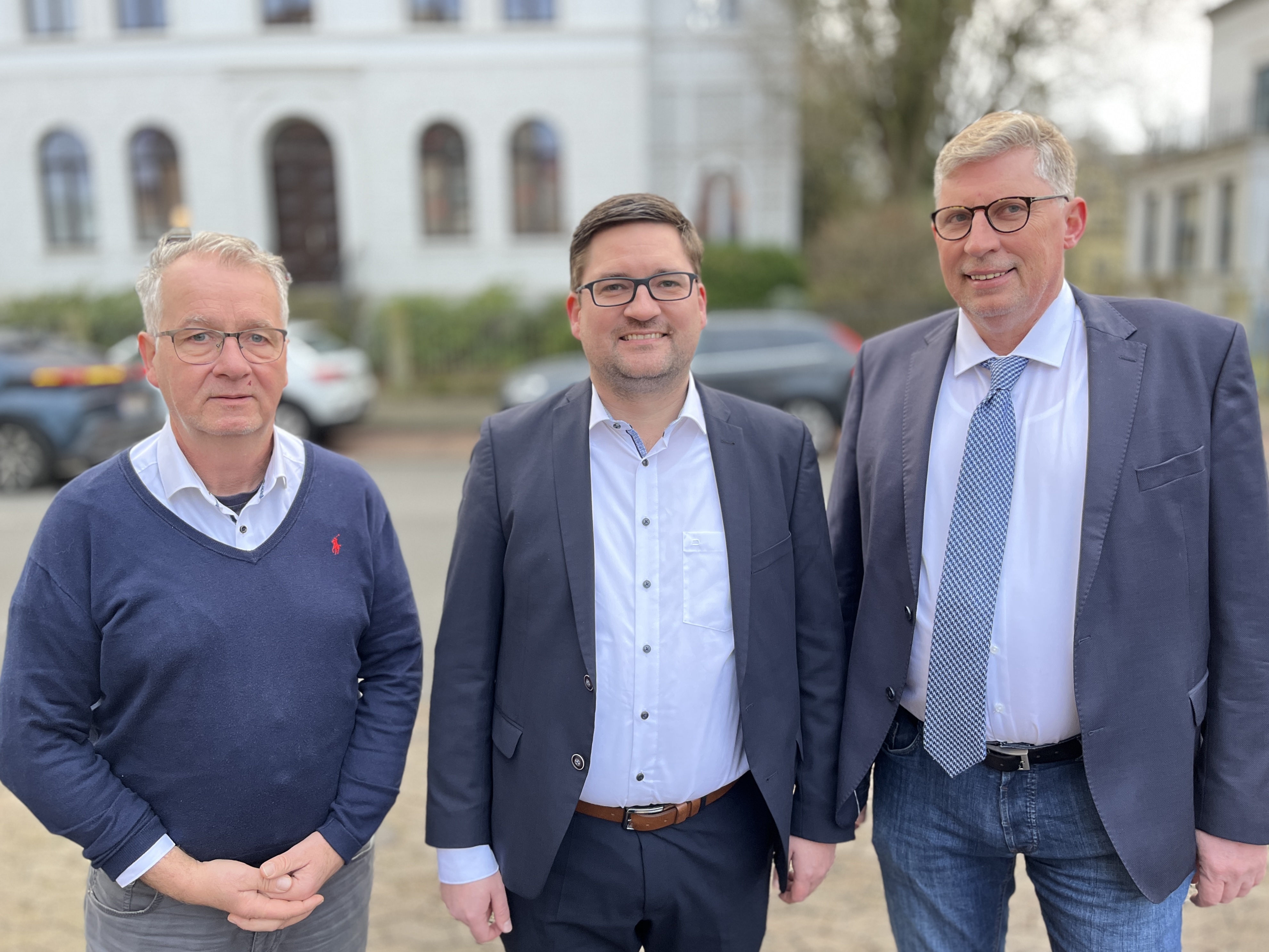 Der Vorsitzende des FDP-Kreisverbandes Nienburg/Weser, Bernd Dreyer; der gewählte Direktkandidat für den Wahlkreis Nienburg II/Schaumburg, Dr. Fabian Horn; der 1. Vorsitzende des FDP-Kreisverbandes Schaumburg, Immo Blume. (v.l.n.r.)